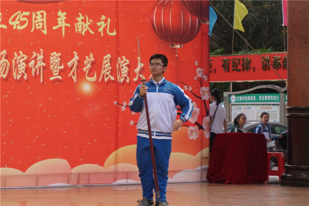 “抒发爱校情感,唱响爱国强音”——2019年钦州市第二中学校庆系列活动之第二届“展示自我,欣赏他人”才艺展演暨广场演讲比赛