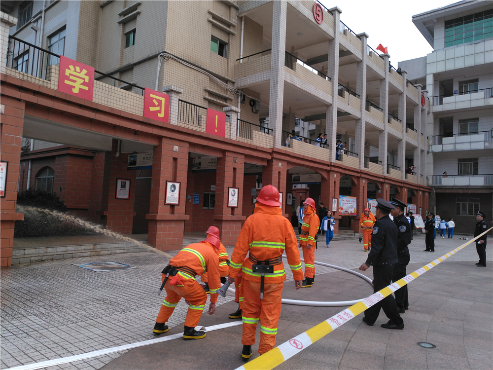 常备勤练,防患未然——钦州市第二中学举行消防安全演练活动