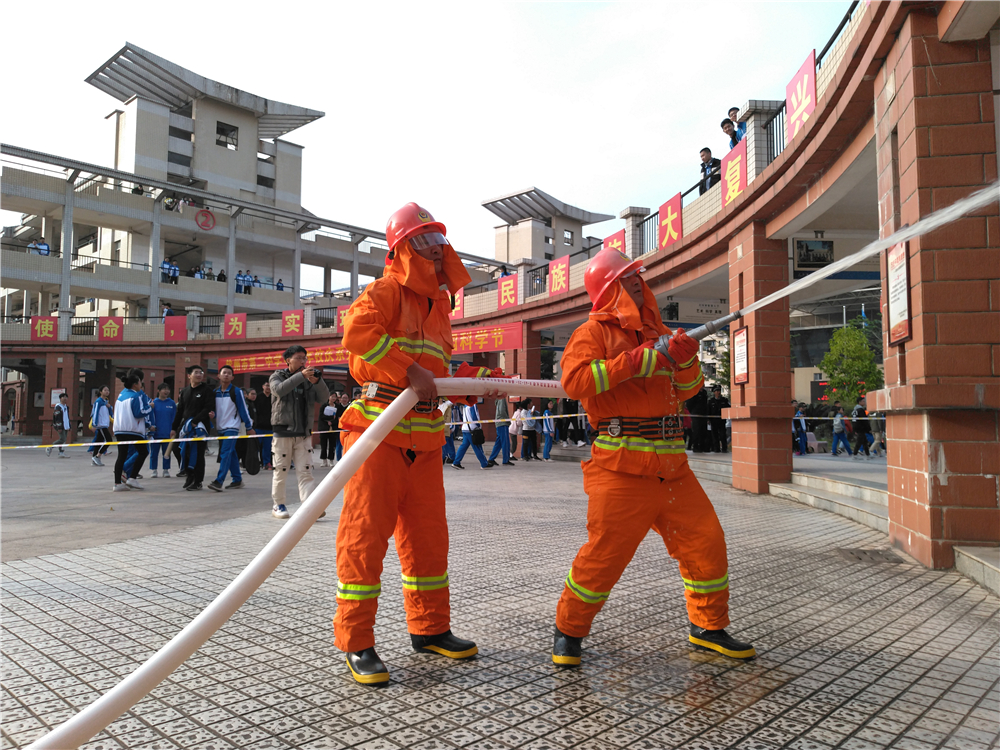 常备勤练,防患未然——钦州市第二中学举行消防安全演练活动