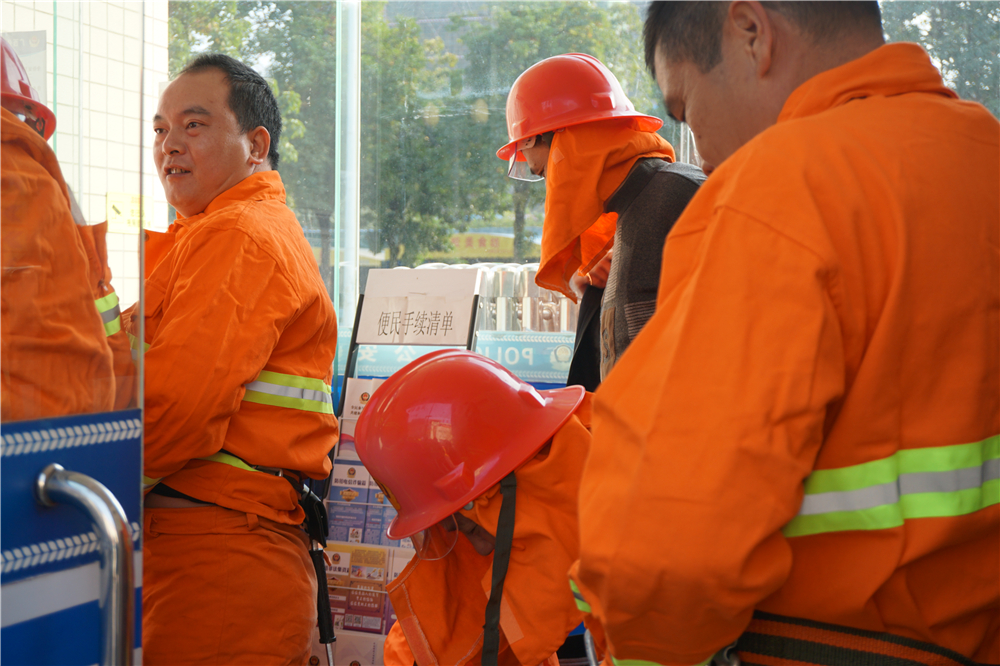 常备勤练,防患未然——钦州市第二中学举行消防安全演练活动