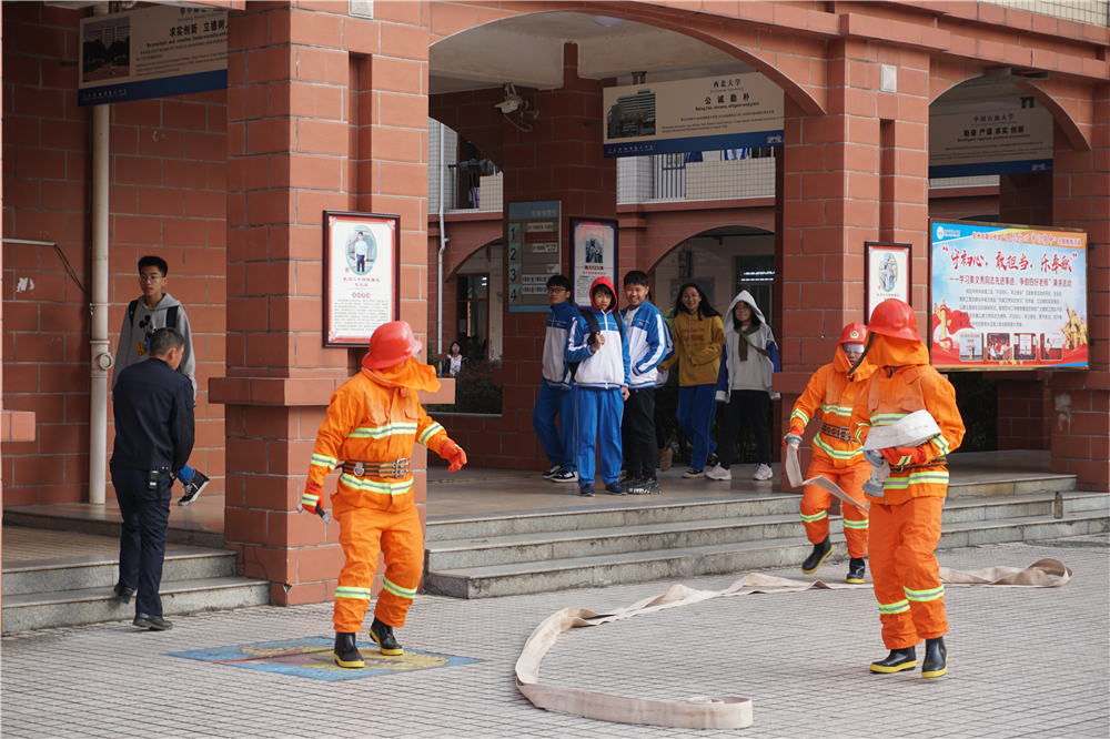 常备勤练,防患未然——钦州市第二中学举行消防安全演练活动