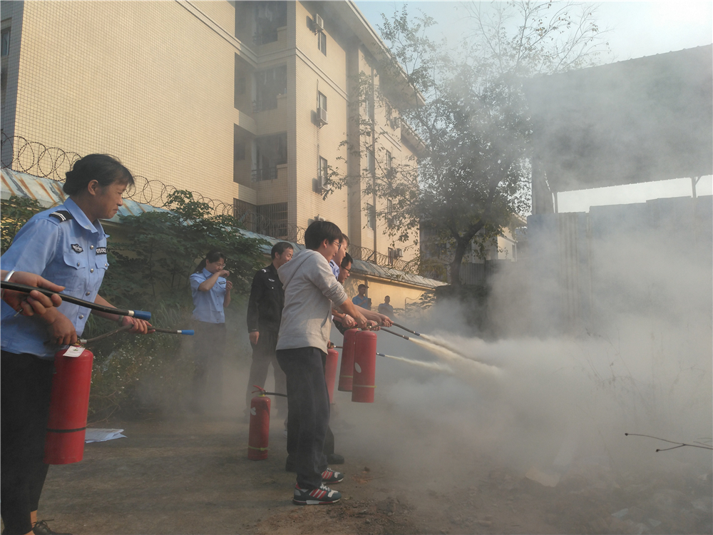 常备勤练,防患未然——钦州市第二中学举行消防安全演练活动
