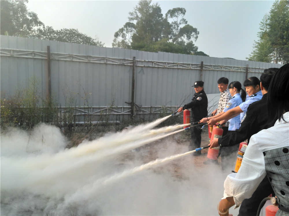 常备勤练,防患未然——钦州市第二中学举行消防安全演练活动