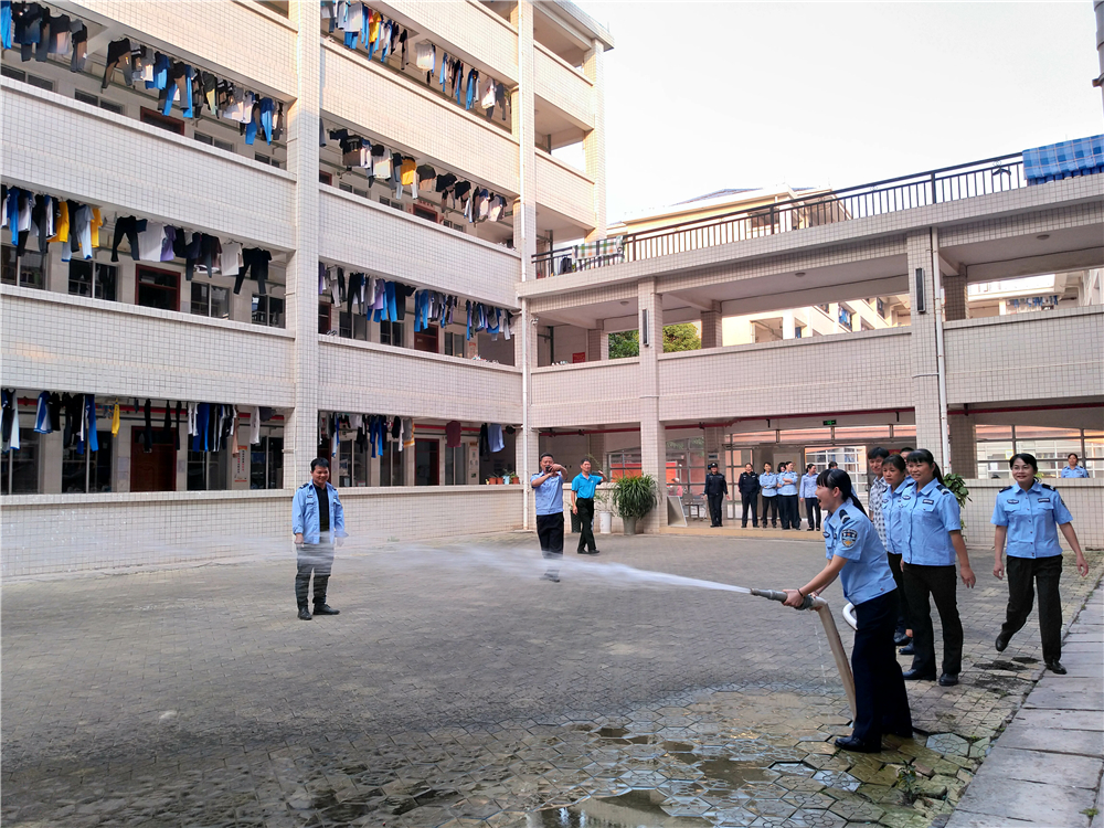 常备勤练,防患未然——钦州市第二中学举行消防安全演练活动