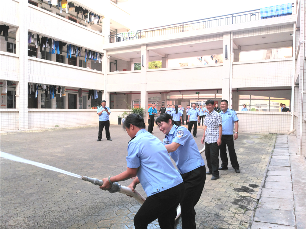 常备勤练,防患未然——钦州市第二中学举行消防安全演练活动