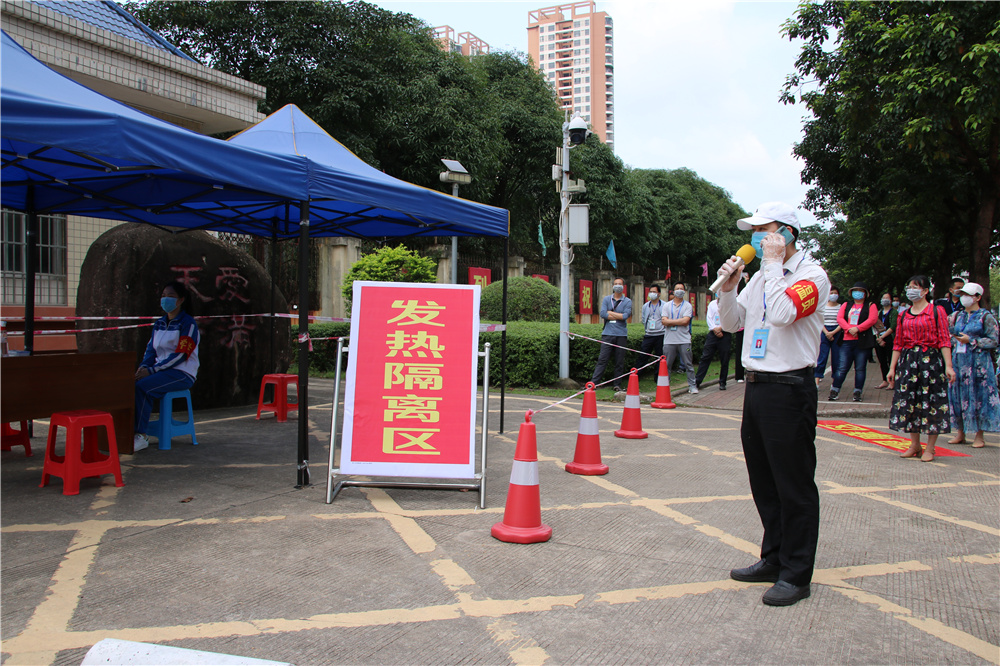 “演练即实战”------钦州市第二中学举行新冠肺炎疫情防控应急演练活动