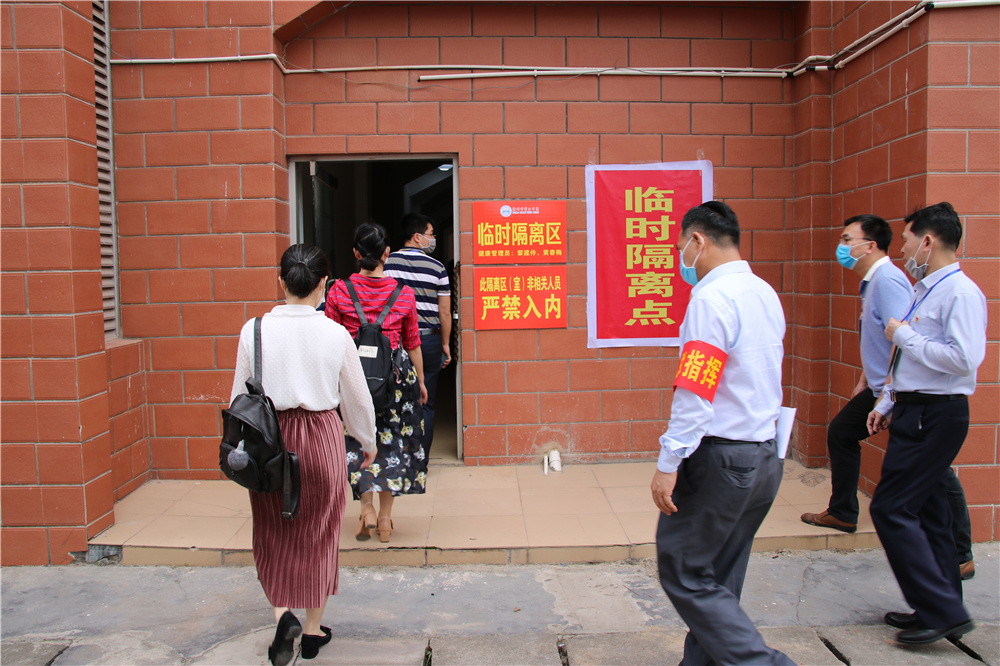 “演练即实战”------钦州市第二中学举行新冠肺炎疫情防控应急演练活动