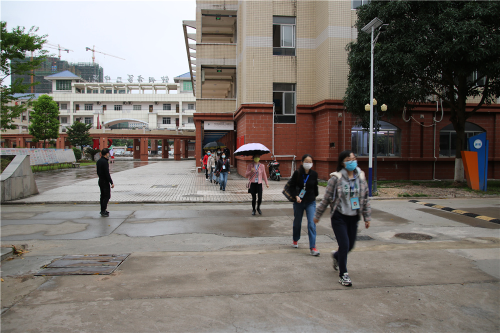 全员化培训,全流程操作------钦州二中举行内宿生往返教室宿舍测温、取餐演练