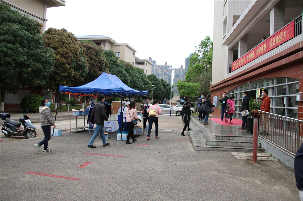 全员化培训,全流程操作------钦州二中举行内宿生往返教室宿舍测温、取餐演练