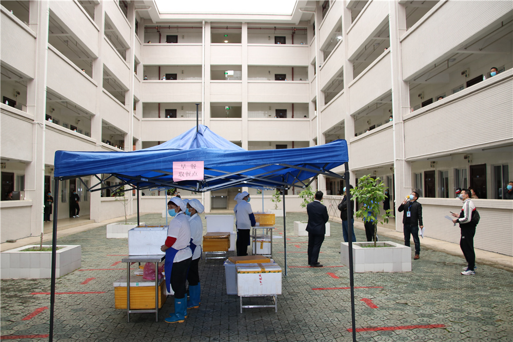 全员化培训,全流程操作------钦州二中举行内宿生往返教室宿舍测温、取餐演练