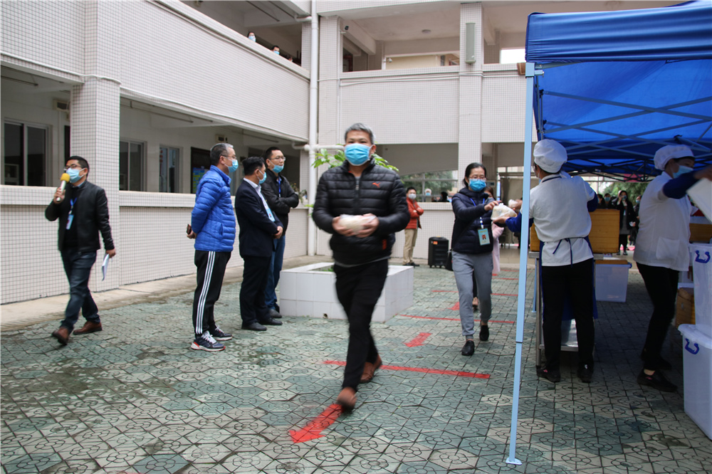 全员化培训,全流程操作------钦州二中举行内宿生往返教室宿舍测温、取餐演练