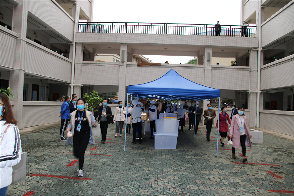 全员化培训,全流程操作------钦州二中举行内宿生往返教室宿舍测温、取餐演练