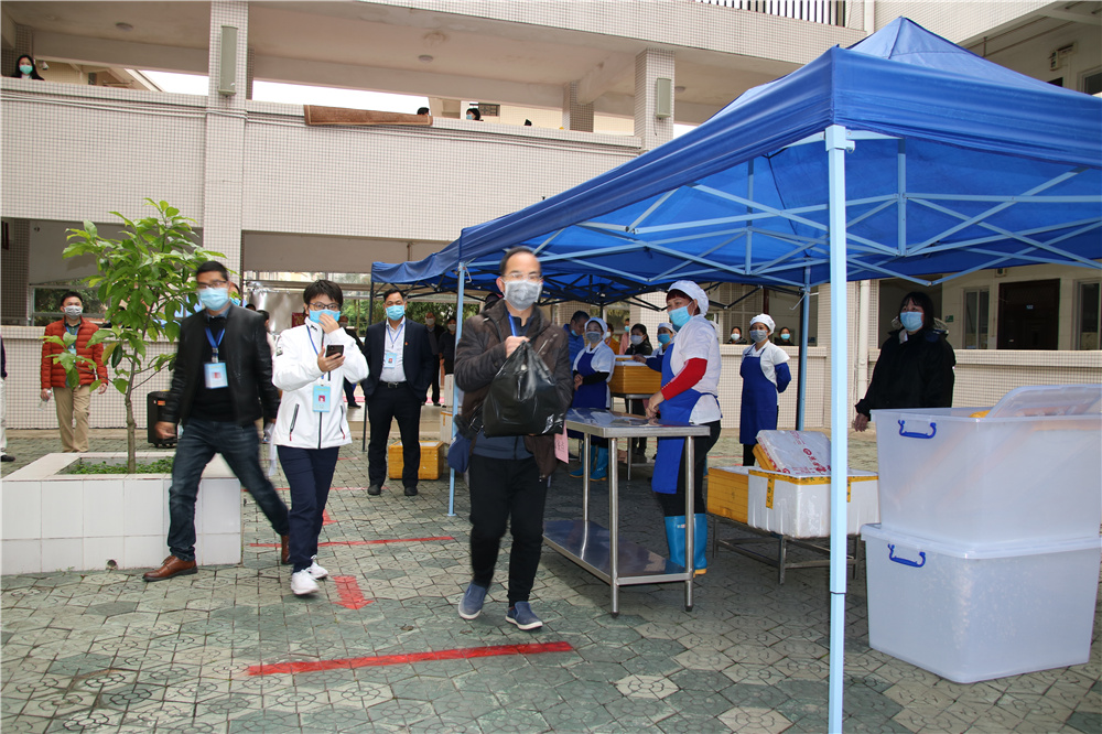 全员化培训,全流程操作------钦州二中举行内宿生往返教室宿舍测温、取餐演练