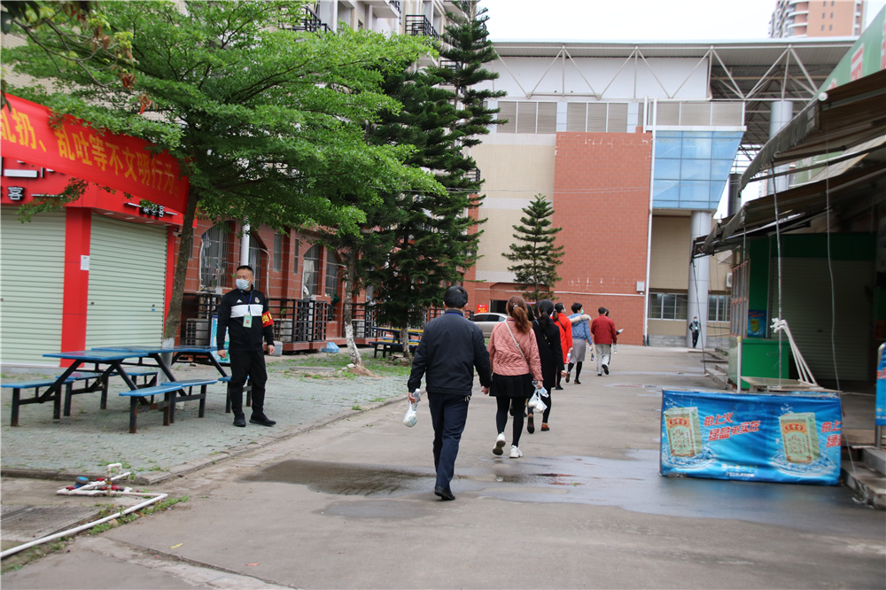 全员化培训,全流程操作------钦州二中举行内宿生往返教室宿舍测温、取餐演练