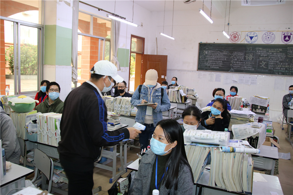 全员化培训,全流程操作------钦州二中举行内宿生往返教室宿舍测温、取餐演练