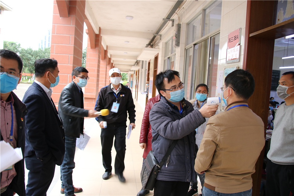 全员化培训,全流程操作------钦州二中举行内宿生往返教室宿舍测温、取餐演练