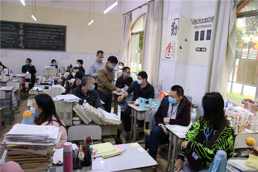 全员化培训,全流程操作------钦州二中举行内宿生往返教室宿舍测温、取餐演练