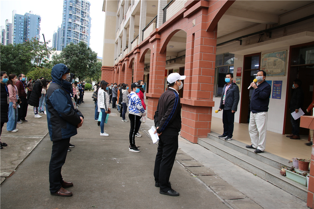 全员化培训,全流程操作------钦州二中举行内宿生往返教室宿舍测温、取餐演练