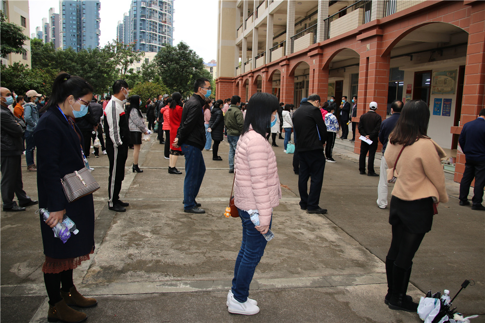 全员化培训,全流程操作------钦州二中举行内宿生往返教室宿舍测温、取餐演练