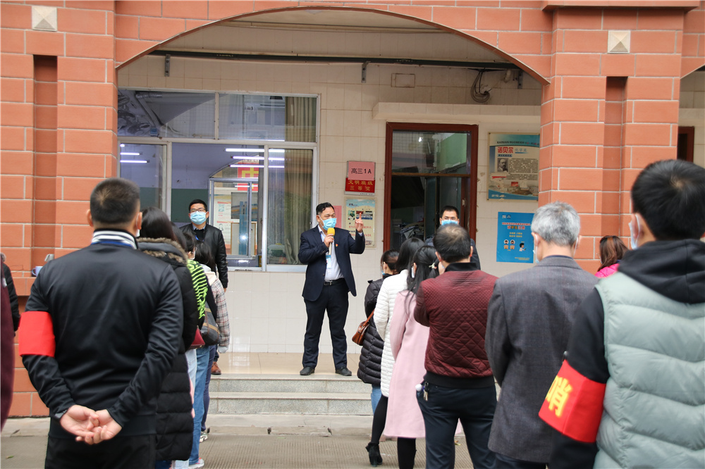 全员化培训,全流程操作------钦州二中举行内宿生往返教室宿舍测温、取餐演练