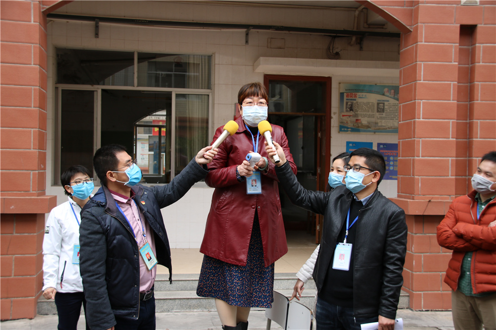 全员化培训,全流程操作------钦州二中举行内宿生往返教室宿舍测温、取餐演练