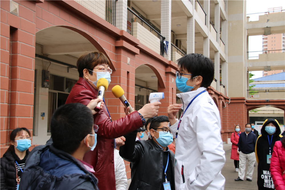 全员化培训,全流程操作------钦州二中举行内宿生往返教室宿舍测温、取餐演练