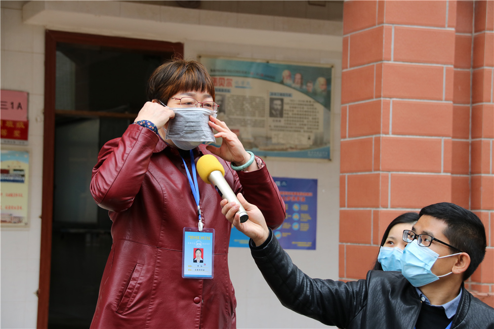 全员化培训,全流程操作------钦州二中举行内宿生往返教室宿舍测温、取餐演练