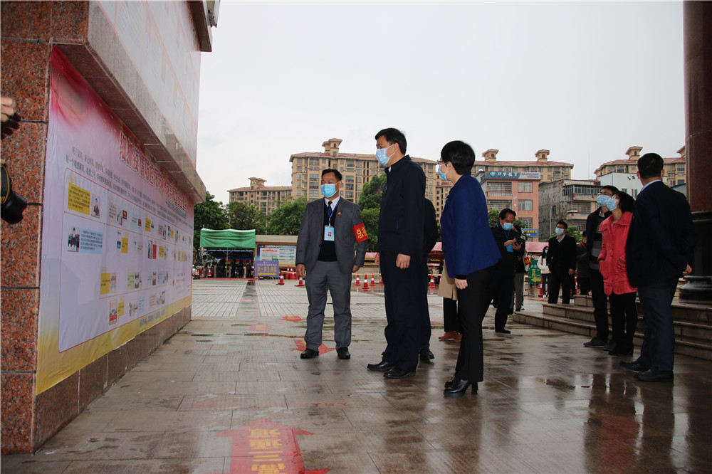 市领导检查组到我校指导高三返校日工作:筑牢安全防线,确保学生有序返校复学