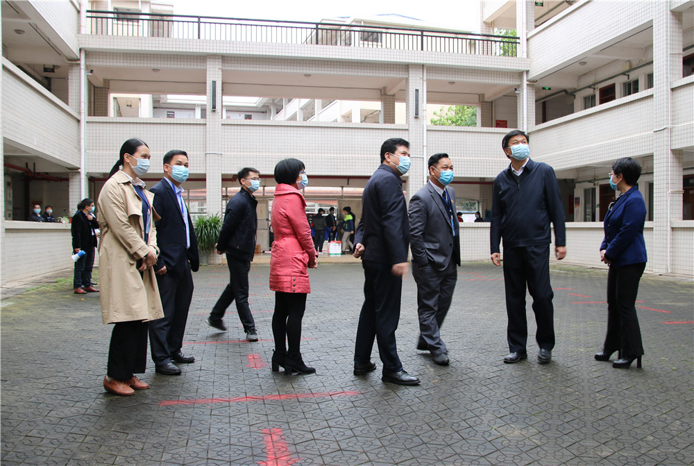 市领导检查组到我校指导高三返校日工作:筑牢安全防线,确保学生有序返校复学