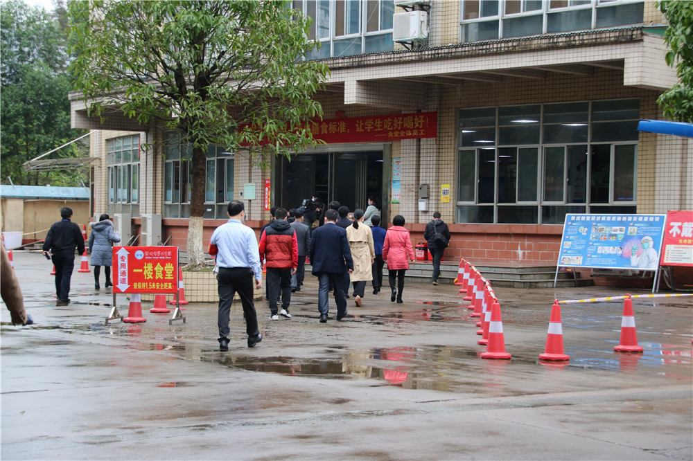 市领导检查组到我校指导高三返校日工作:筑牢安全防线,确保学生有序返校复学