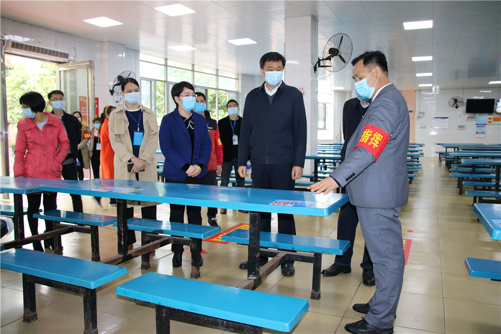 市领导检查组到我校指导高三返校日工作:筑牢安全防线,确保学生有序返校复学