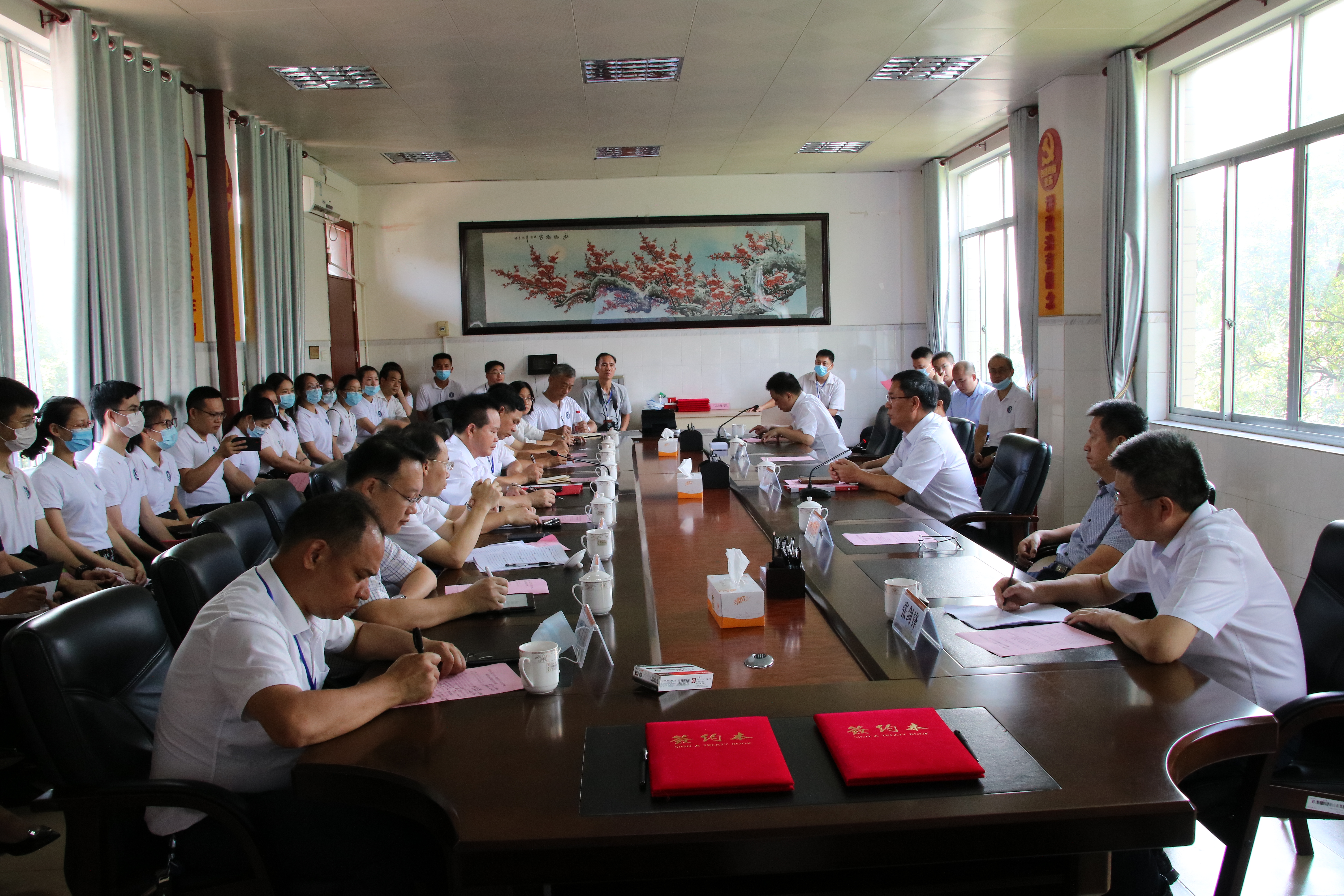 钦州市第二中学、西安交大中马阳光学校集团化办学签约仪式在我校隆重举行