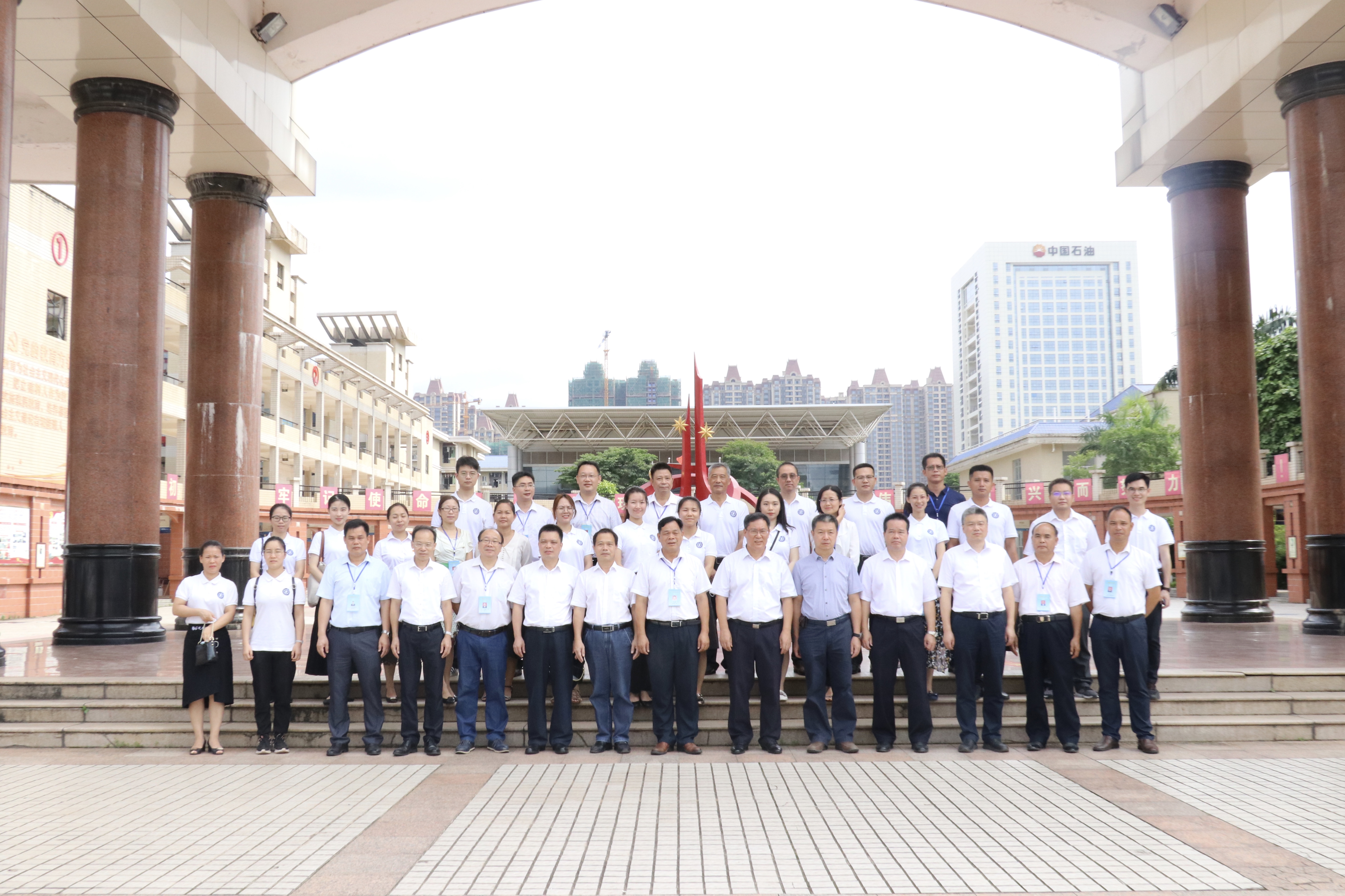 钦州市第二中学、西安交大中马阳光学校集团化办学签约仪式在我校隆重举行