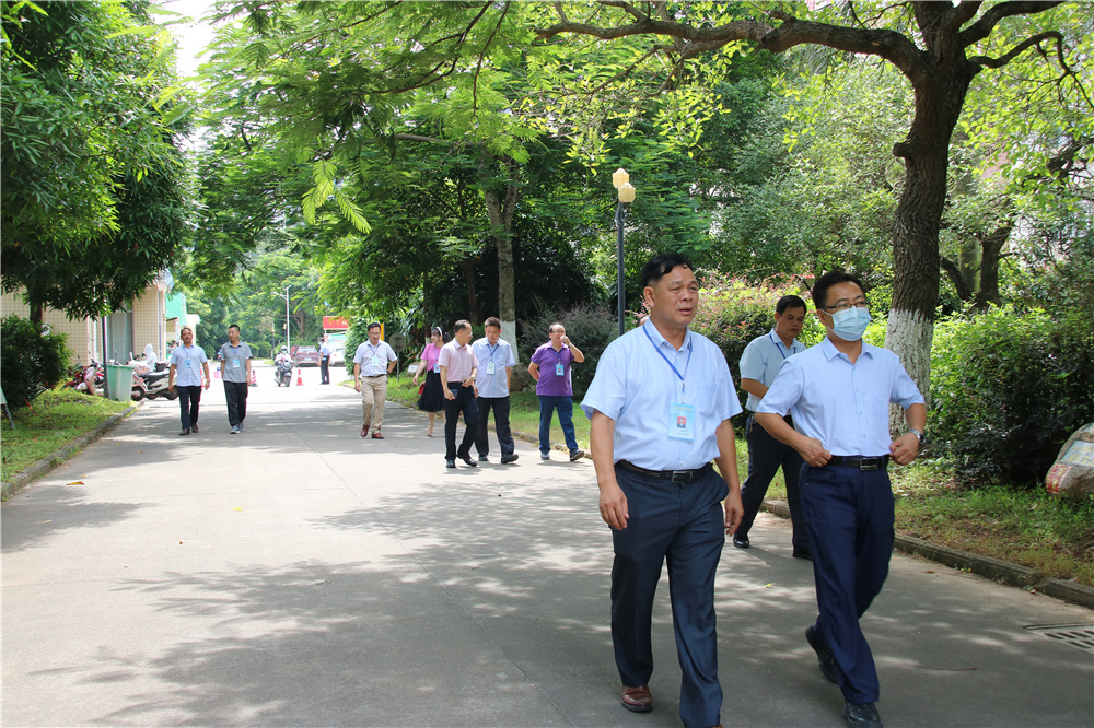 知敬畏守底线,讲规矩办实事------钦州市新任教育局局长赖廷耀到我校指导工作