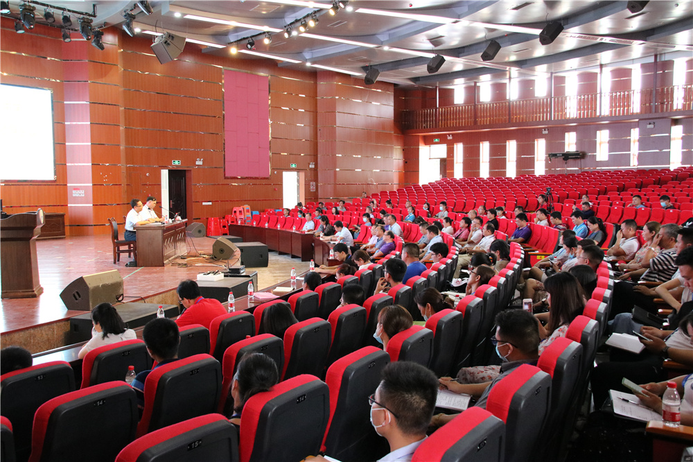 知敬畏守底线,讲规矩办实事------钦州市新任教育局局长赖廷耀到我校指导工作