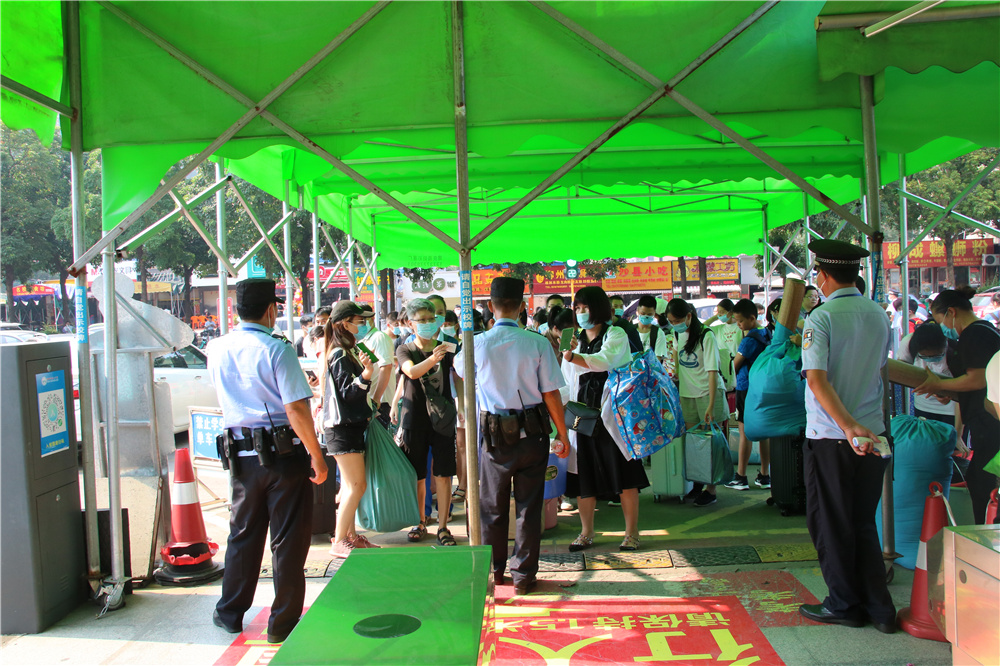 今日二中学子,明朝国家栋梁------钦州二中热烈欢迎高一新生报到