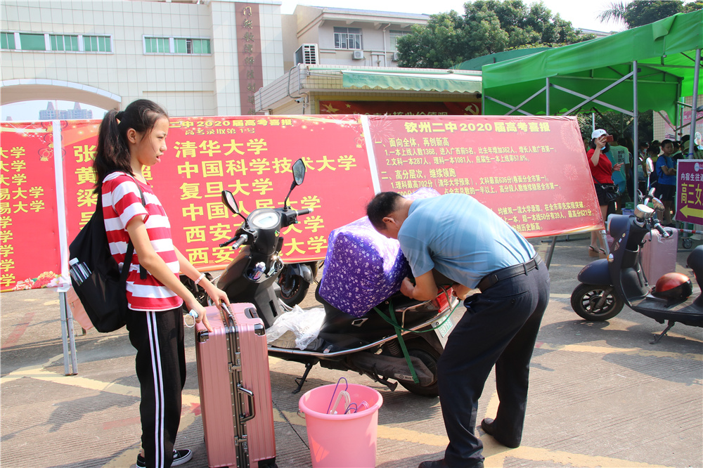 今日二中学子,明朝国家栋梁------钦州二中热烈欢迎高一新生报到