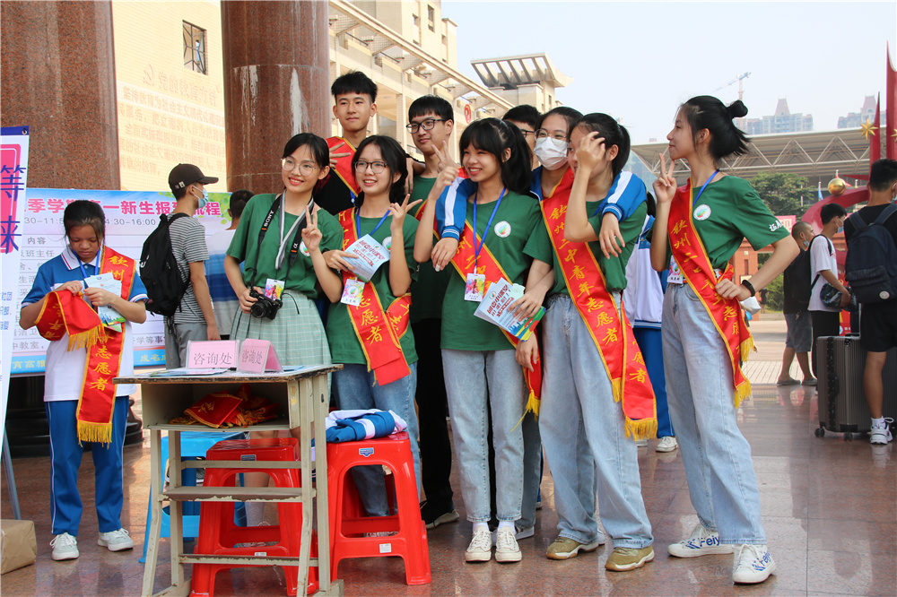 今日二中学子,明朝国家栋梁------钦州二中热烈欢迎高一新生报到