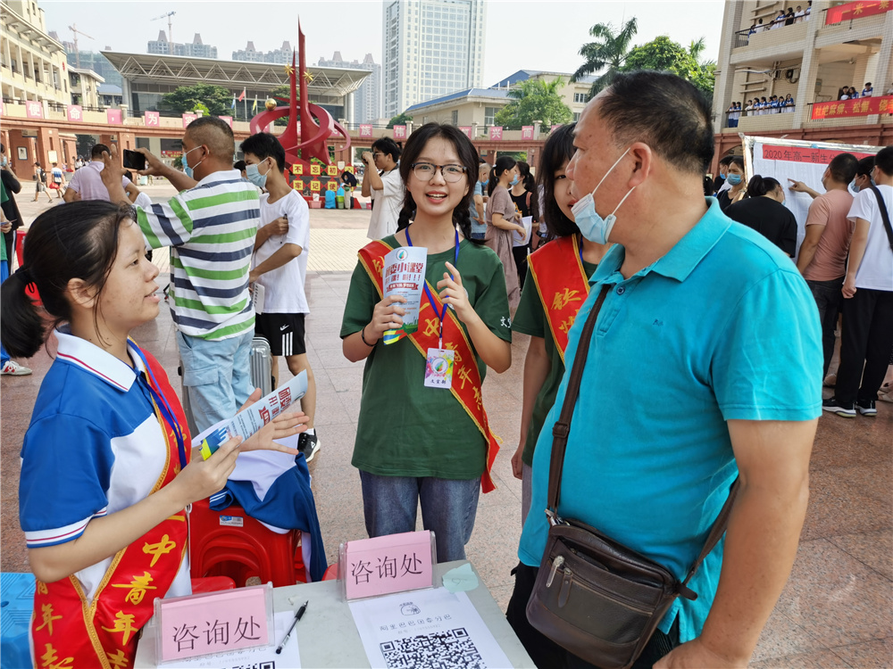 今日二中学子,明朝国家栋梁------钦州二中热烈欢迎高一新生报到