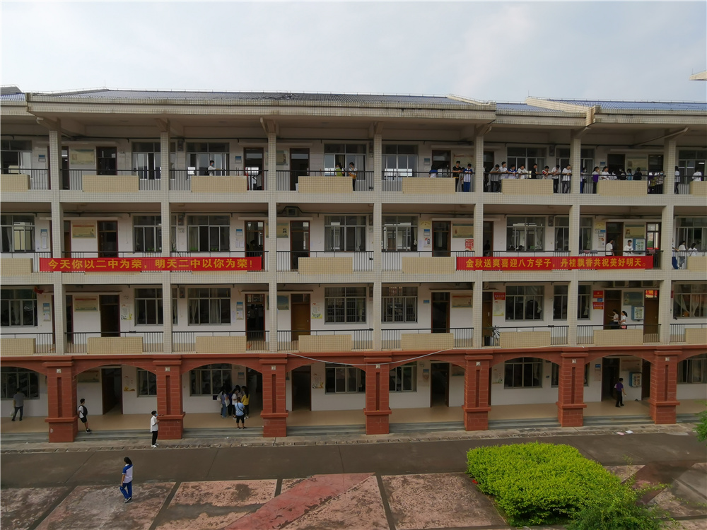 今日二中学子,明朝国家栋梁------钦州二中热烈欢迎高一新生报到