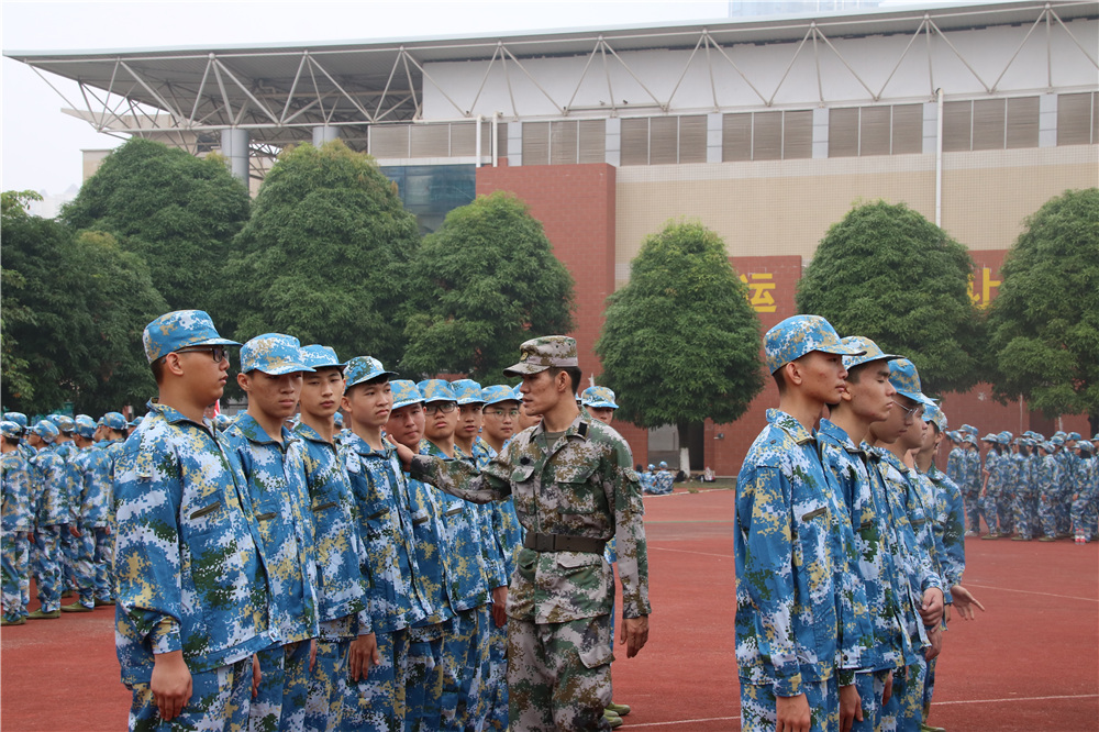 我校举行2020级高一新生军训动员大会
