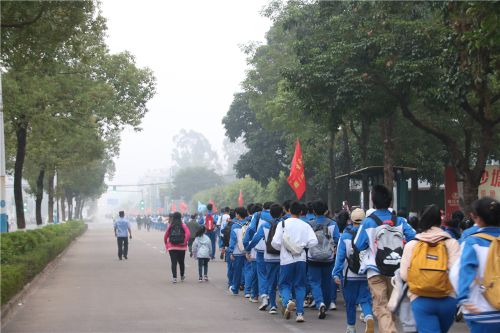 青春远足,挑战自我------我校高三学生进行远足活动