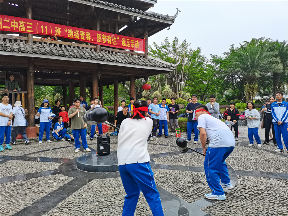 青春远足,挑战自我------我校高三学生进行远足活动