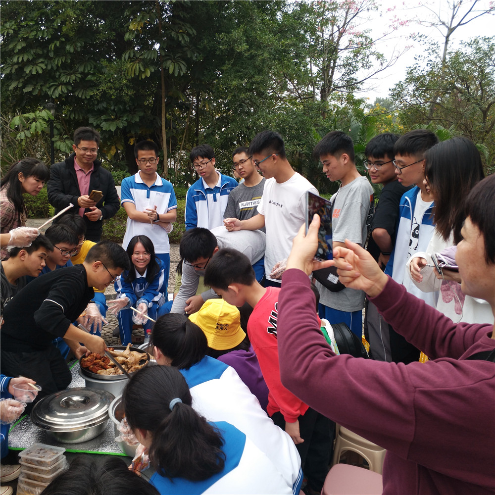 青春远足,挑战自我------我校高三学生进行远足活动