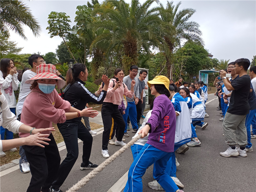 青春远足,挑战自我------我校高三学生进行远足活动