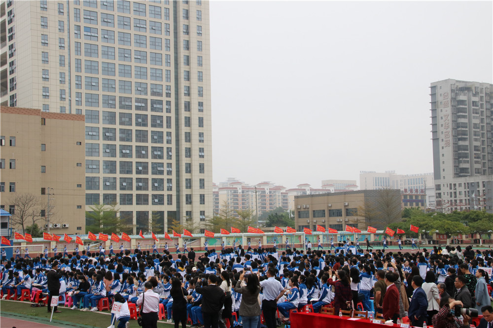 激情拼搏,青春无悔;冲刺百日,超越梦想------钦州市第二中学隆重举行2021届高考百日誓师大会暨十八岁成人仪式