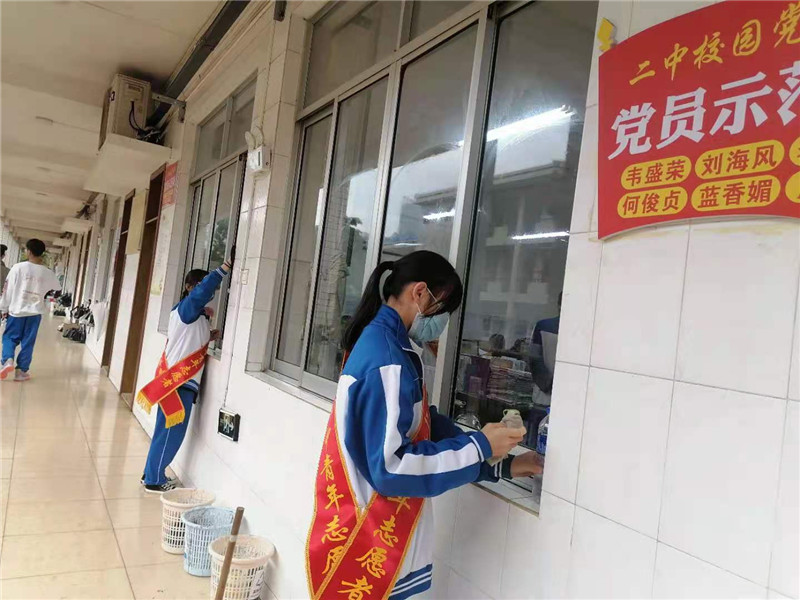 钦州市第二中学开展 “传承雷锋精神,倡导时代新风”学雷锋志愿服务系列活动纪实