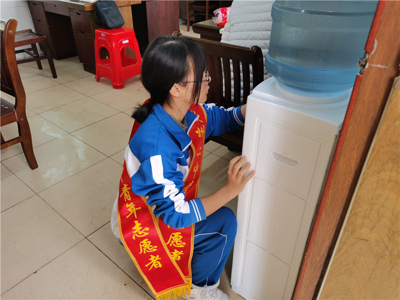 钦州市第二中学开展 “传承雷锋精神,倡导时代新风”学雷锋志愿服务系列活动纪实