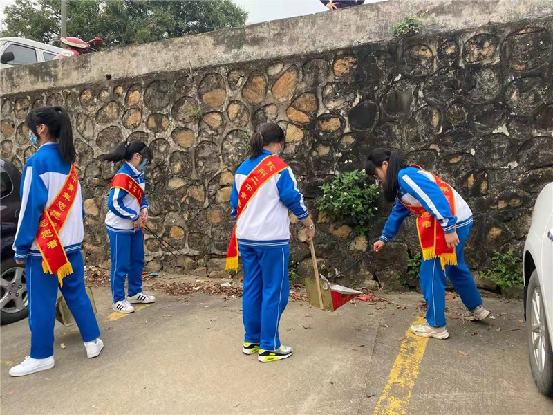 钦州市第二中学开展 “传承雷锋精神,倡导时代新风”学雷锋志愿服务系列活动纪实