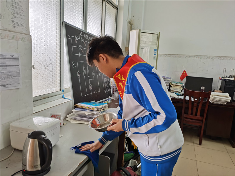 钦州市第二中学开展 “传承雷锋精神,倡导时代新风”学雷锋志愿服务系列活动纪实